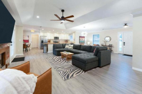 Crimson Retreat by LuxeSleeps 4 Bedrooms 2 Full Baths Sleeps 8 with a pool